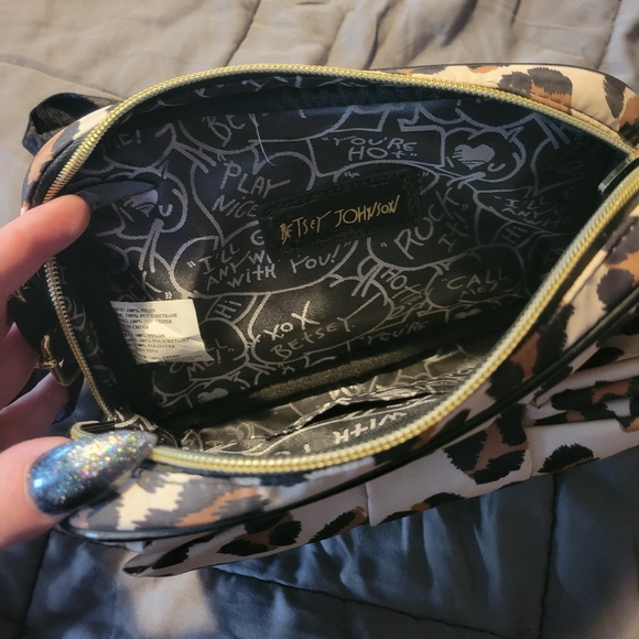 Betsey Johnson Cheetah Print Crossbody Bag - Picture 3 of 4
